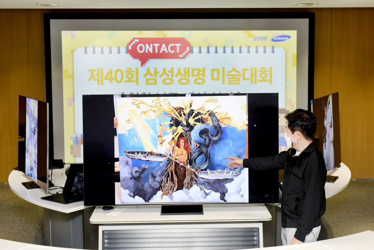 ▲한 심사위원이 서울 서초동에 위치한 삼성생명 컨퍼런스룸에서 삼성 QLED 8K TV를 활용해 예선작품을 심사하고 있다.  (사진제공=삼성전자)