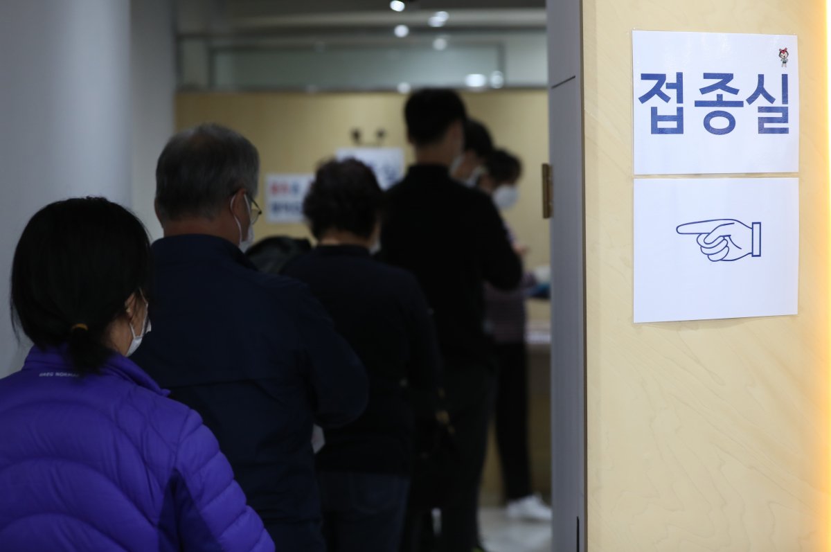 ▲21일 한국건강관리협회 서울서부지부를 찾은 시민들이 예방접종을 하기 위해 줄을 서고 있다. (뉴시스)