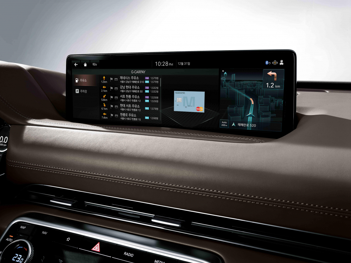 ▲최근 출시되는 차에는 간편결제 서비스인 ‘카페이’까지 적용되고 있다. 고객들은 이를 통해 내비게이션 화면으로 주유, 주차 제휴 가맹점 등에서 실물 카드 없이 편리하게 결제할 수 있다.  (사진제공=현대차)