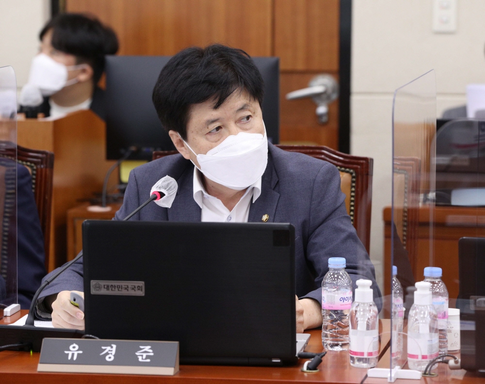 ▲유경준 국민의힘 의원이 14일 서울 여의도 국회에서 열린 기획재정위원회의 관세청·조달청·통계청에 대한 국정감사에서 질의하고 있다. (연합뉴스)