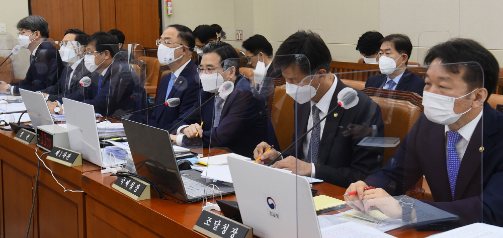 ▲22일 서울 여의도 국회에서 열린 기획재정위원회의 기획재정부, 국세청, 관세청, 조달청, 통계청 등에 대한 종합감사에 출석한 장차관들. 왼쪽부터 강신욱 통계청장, 노석환 관세청장, 안일환 기재부 제2차관, 홍남기 부총리, 김용범 기재부 제1차관, 김대지 국세청장, 정무경 조달청장. (연합뉴스)