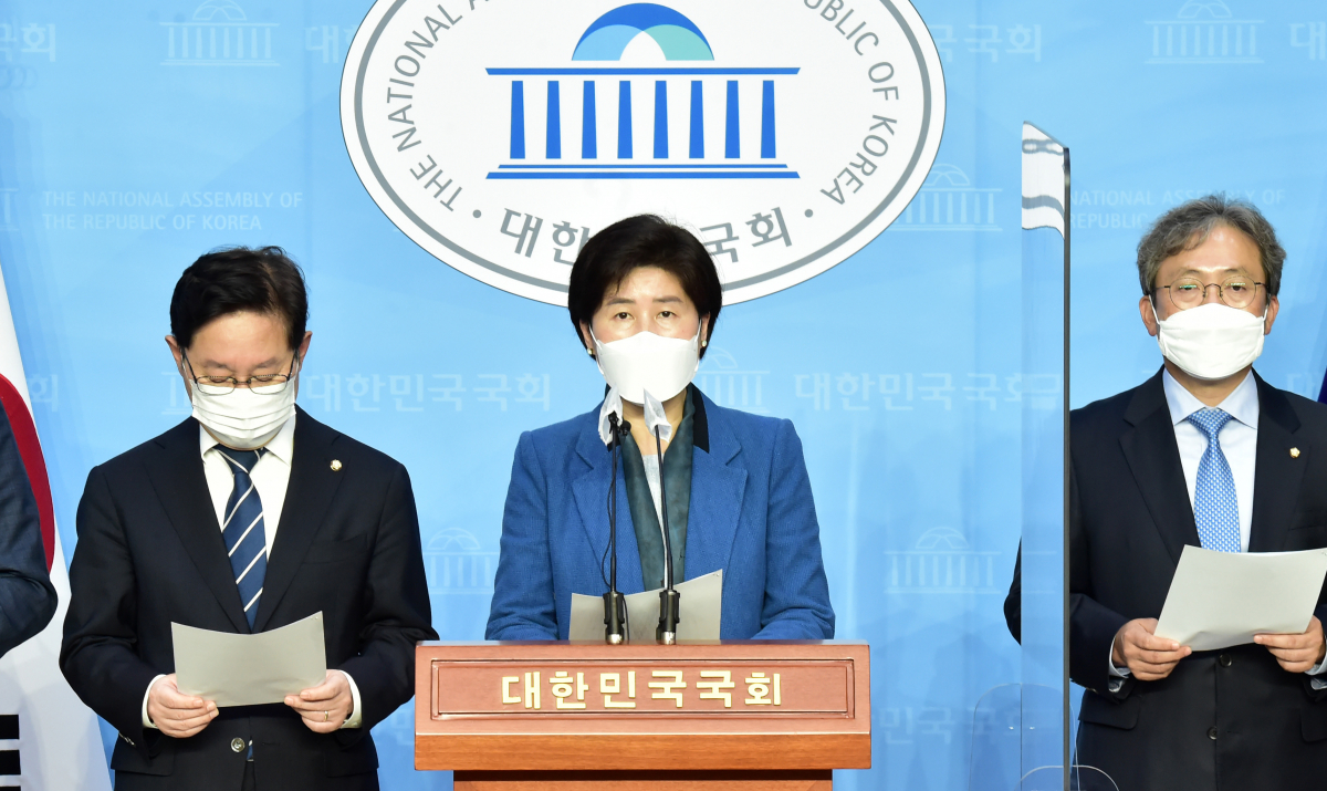 ▲더불어민주당 백혜련 여당 간사를 비롯한 법사위원들이 21일 서울 여의도 국회 소통관에서 공수처장 후보자추천위원회 위원 추천 촉구 기자회견을 하고 있다. (뉴시스·공동취재사진)