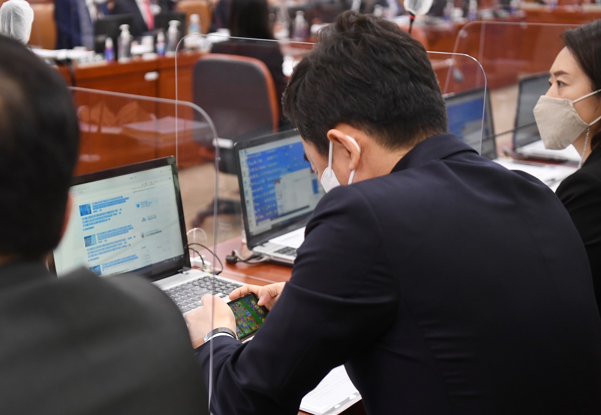 ▲강훈식 더불어민주당 의원이 22일 서울 여의도 국회에서 열린 산업통상자원중소벤처기업위원회의 산업통상자원부에 대한 종합감사에서 국감 도중 자신의 휴대전화로 모바일 게임을 하고 있다. (사진제공=더팩트)