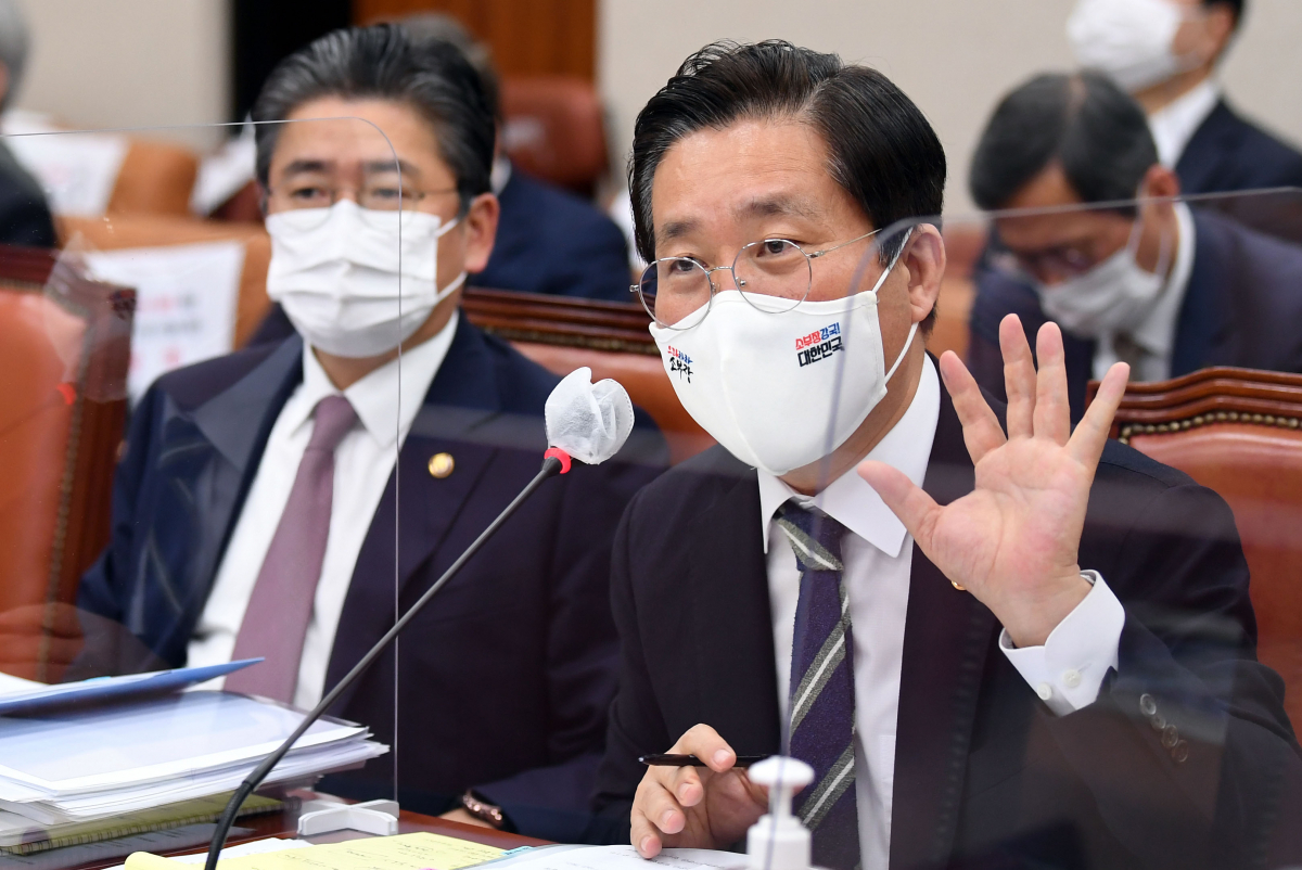 ▲성윤모 산업통상자원부 장관이 22일 서울 여의도 국회에서 열린 산업통상자원중소벤처기업위원회의 산업통상자원부에 대한 종합감사에 출석해 의원 질의에 답변하고 있다. (뉴시스)