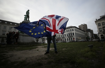 ▲유럽연합(EU) 지지자가 1월 30일(현지시간) 벨기에 브뤼셀에서 영국과 EU 깃발을 펼쳐보이고 있다. 브뤼셀/AP연합뉴스
