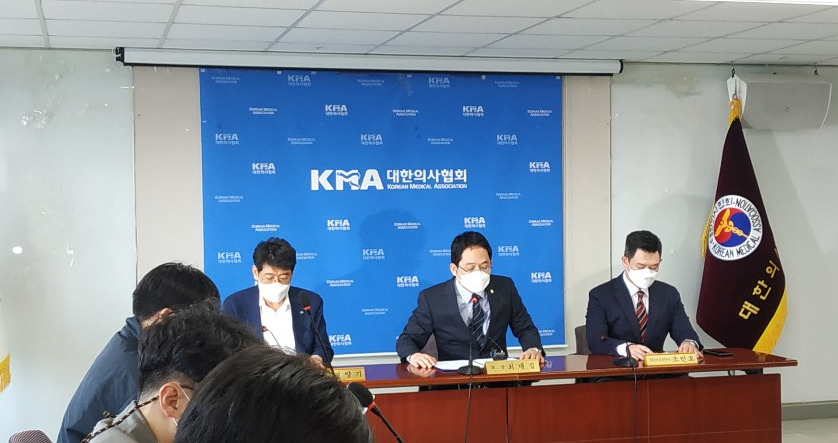 ▲22일 오후 3시 대한의사협회는 서울시 용산구에 있는 사무실에서 긴급 기자회견을 열고 '독감백신 예방접종 사업 일시 중단'을 촉구하고 있다. (박미선 기자 only@)