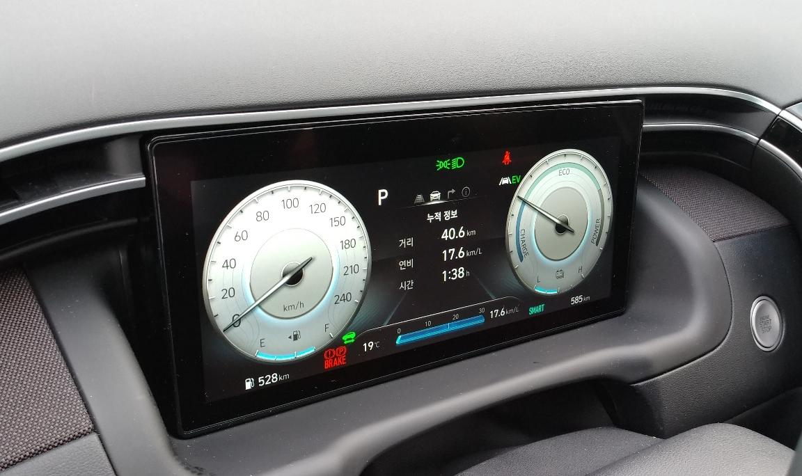 ▲가장 큰 변화는 계기판이다. 덮개를 없애고 디스플레이로 바꿔버렸다.  (유창욱 기자 woogi@)