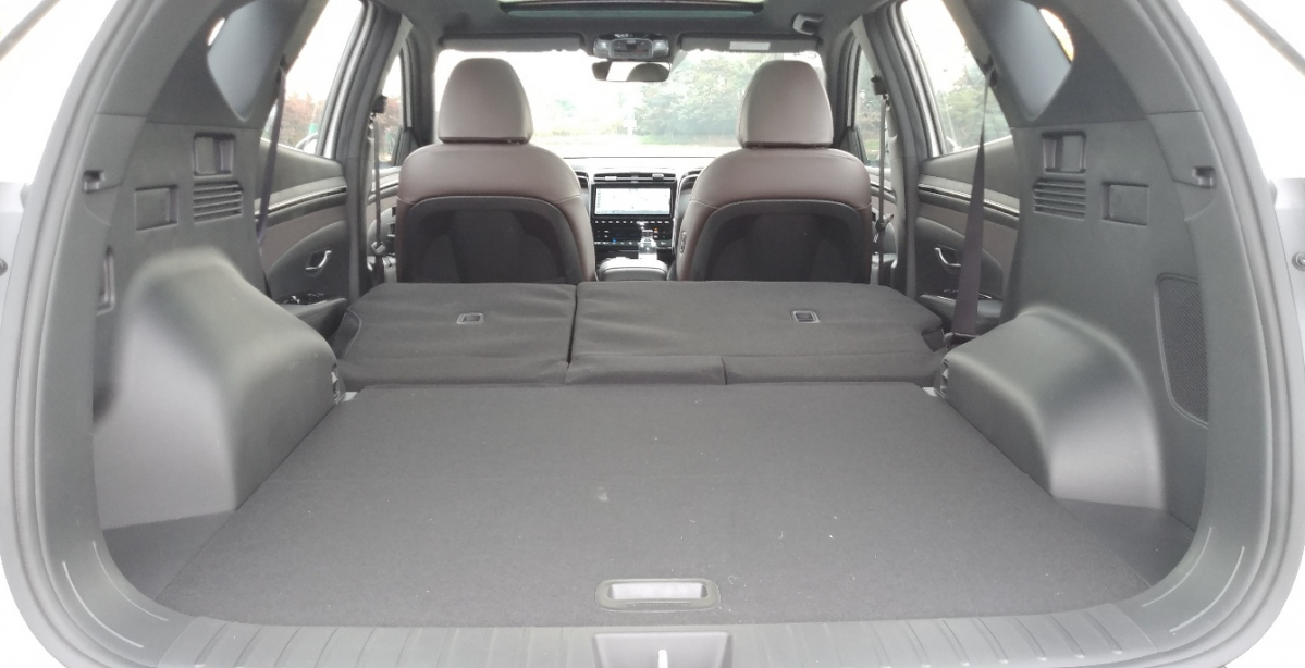 ▲2열 시트를 앞으로 완전히 접으면 트렁크와 평평하게 연결된다.  (유창욱 기자 woogi@)