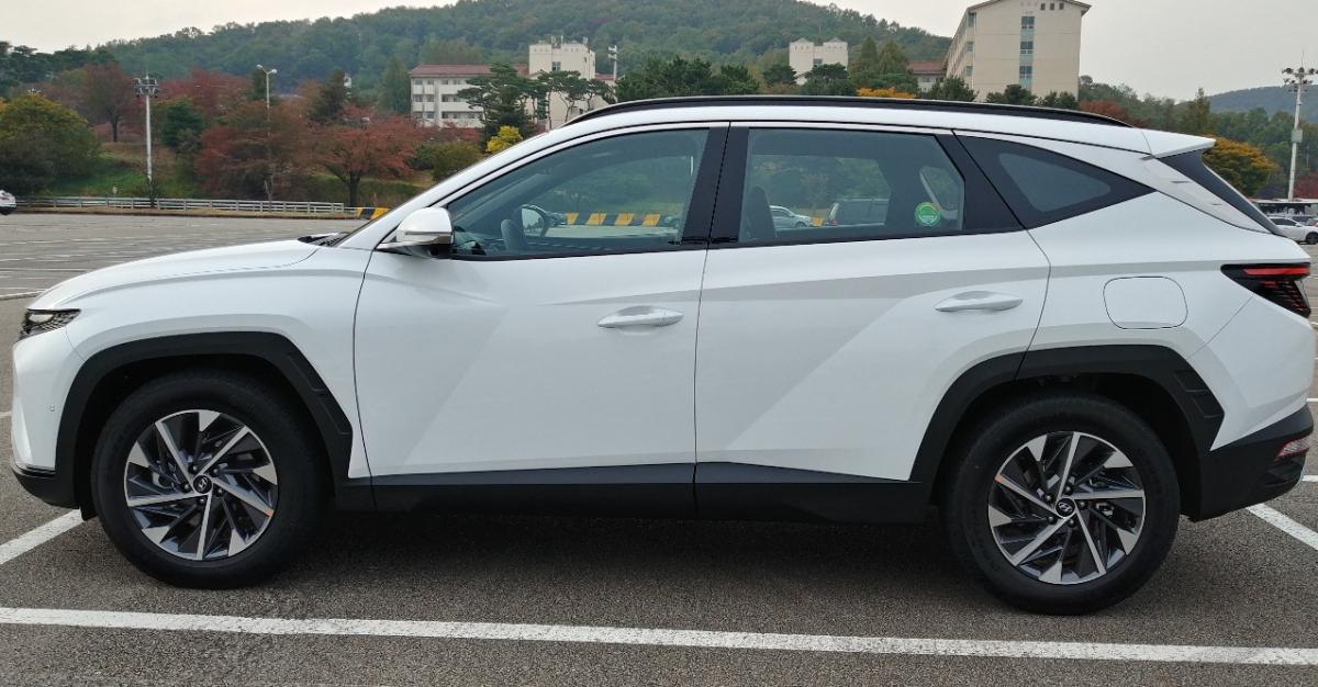 ▲옆모습은 날카로운 캐릭터라인이 인상적이다. 신형 아반떼와 비슷한 날카롭고 굵은 선이 입체감을 준다.  (유창욱 기자 woogi@)