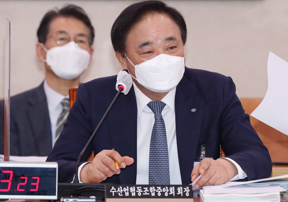 ▲임준택 수산업협동조합중앙회 회장이 22일 국회에서 열린 농림축산식품해양수산위원회 국정감사에서 의원 질의에 답변하고 있다. (뉴시스)