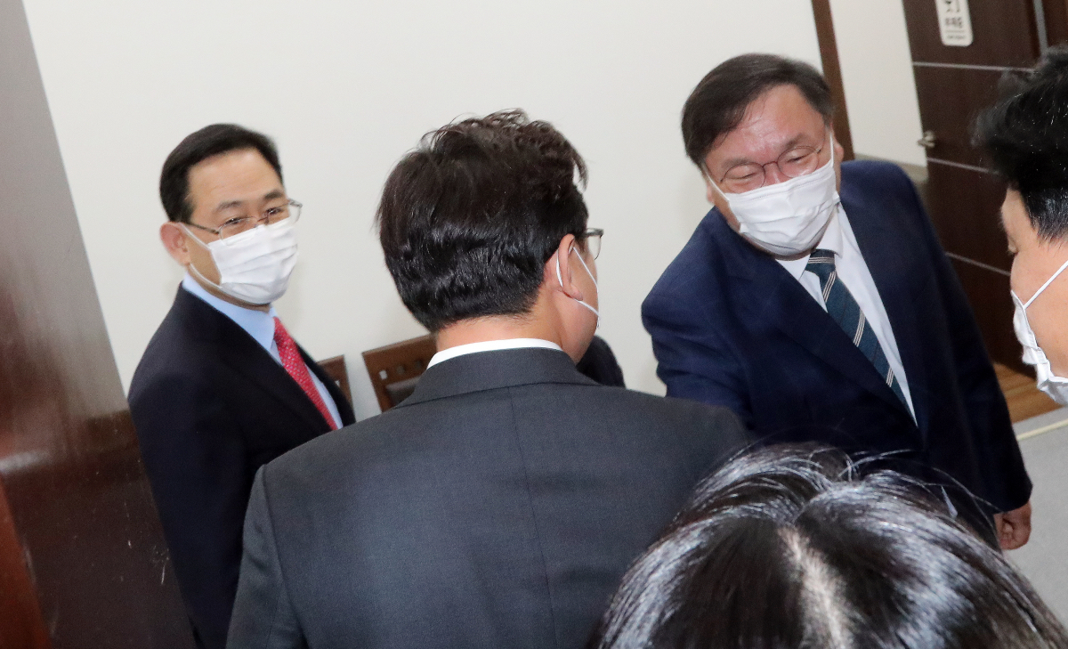 ▲김태년 더불어민주당 원내대표와 주호영 국민의힘 원내대표가 22일 오후 국회 민주당 원내대표실에서 회동하고 있다. (연합뉴스)