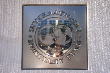 ▲14일(현지시간) 국제통화기금(IMF) 간판이 미국 워싱턴 본부 외벽에 걸려 있다. 워싱턴D.C./EPA연합뉴스
