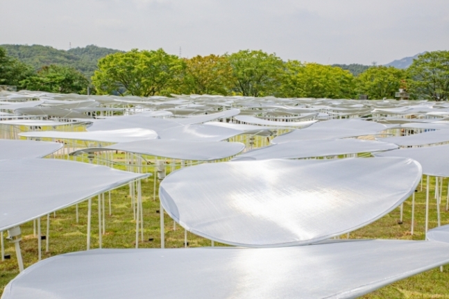 ▲건축가그룹 stpmj(이승택·임미정)의 작품 ‘과.천.표.면’(The Surface) 설치 전경. (사진제공=국립현대미술관)