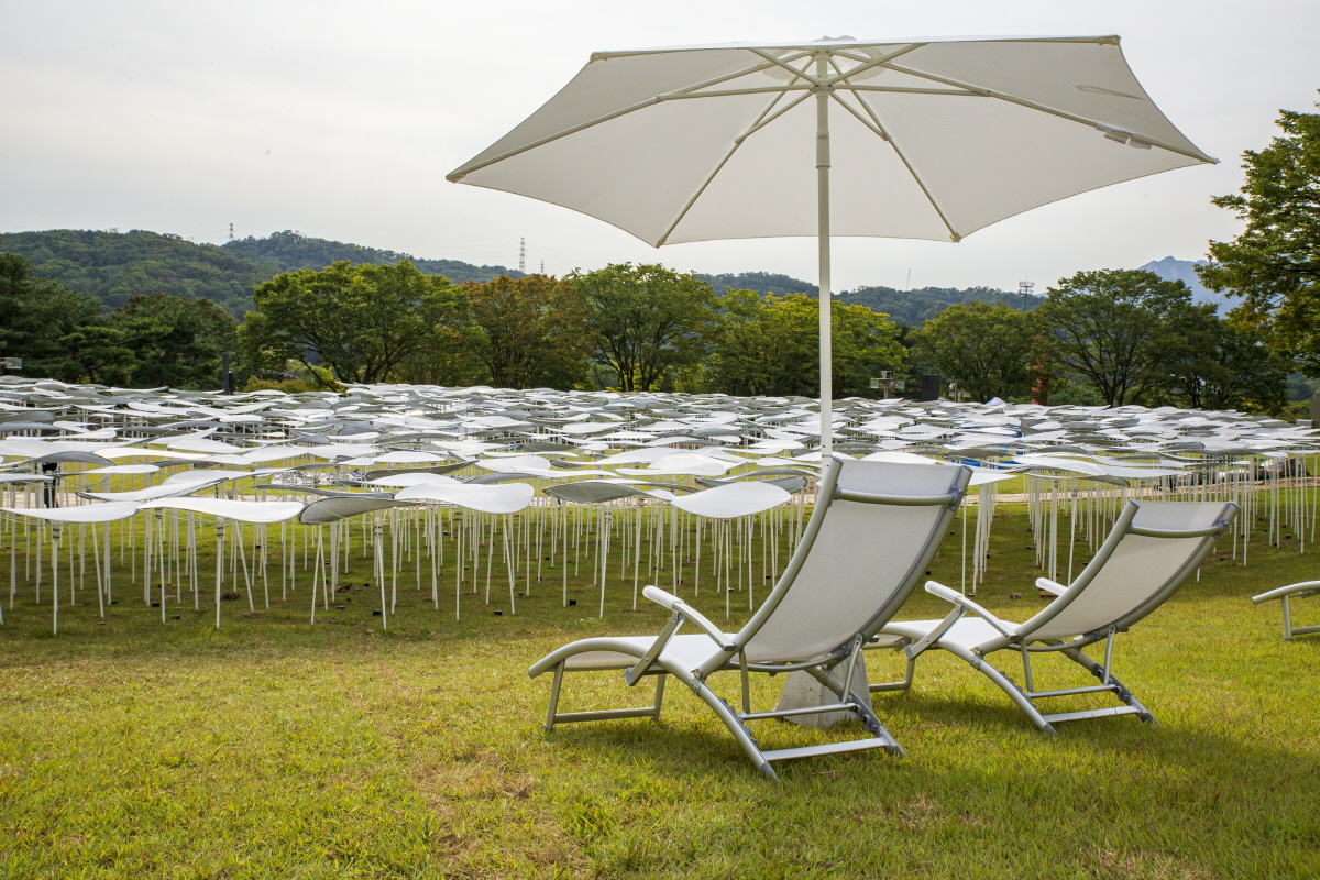 ▲관람객은 직접 들어가 체험할 수 있고, 의자에 앉아서 숲의 전경을 바라볼 수도 있다. (사진제공=국립현대미술관)