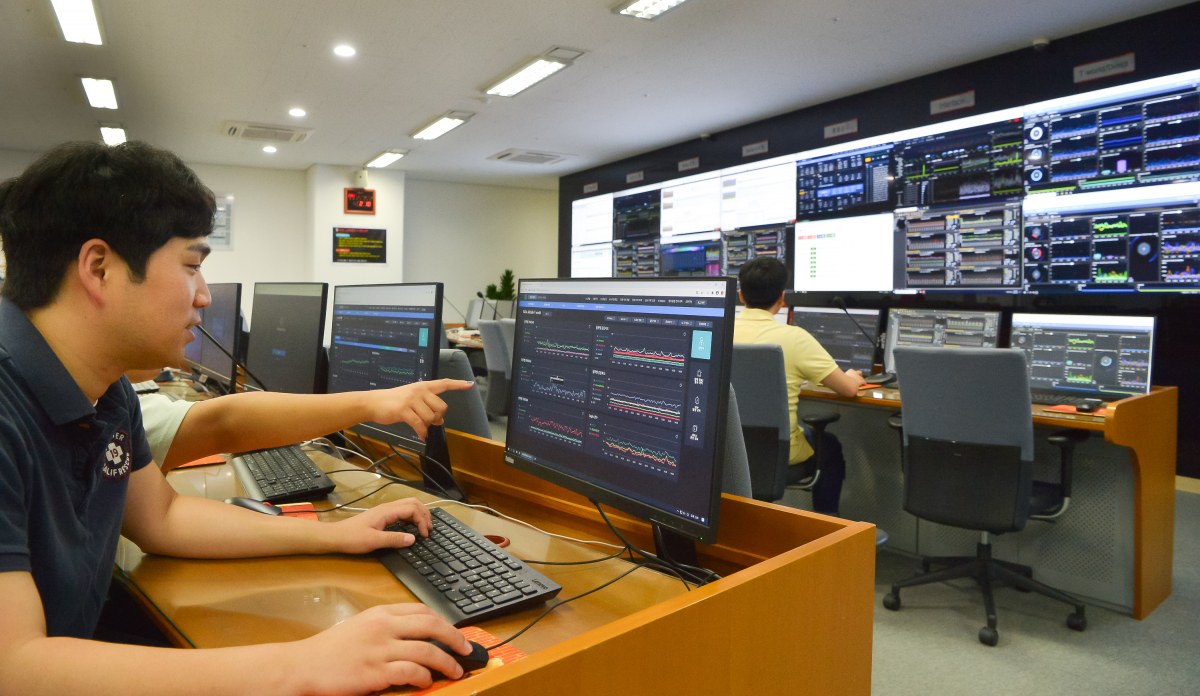 ▲SK(주) C&C 직원들이 판교 클라우드센터에서 클라우드 서비스를 모니터링하고 있다. (사진제공=SK(주) C&C )