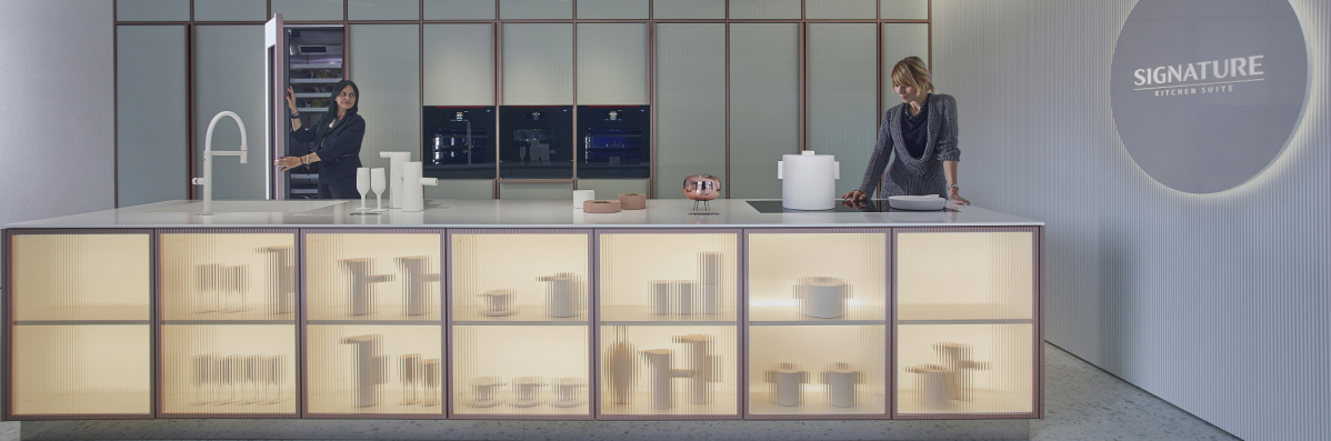 ▲LG전자가 22일 이탈리아 밀라노에 초프리미엄 빌트인 시그니처 키친 스위트(SIGNATURE KITCHEN SUITE)의 세 번째 쇼룸을 열고 빌트인 본고장 유럽을 공략한다. 쇼룸 1층의 라이브 쿠킹 존은 핑크색 메탈 테두리와 흰색 글라스의 미니멀리즘 디자인 속에 시그니처 키친 스위트 컬럼형 냉장고, 오븐, 인덕션이 녹아들어 있다. (사진제공=LG전자)