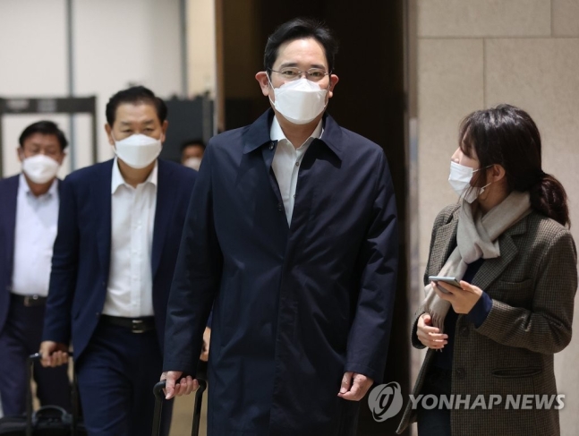 ▲이재용 삼성전자 부회장이 베트남 출장을 마친 뒤 23일 오전 서울 서울 강서구 김포비즈니스항공센터를 통해 귀국하고 있다. (연합뉴스)