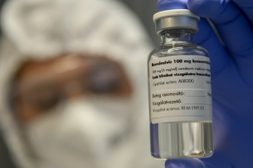 ▲헝가리의 한 연구원이 15일(현지시간) 데브레첸 대학교의 케네지 쥴라 감염학 연구소에서 렘데시비르 약병을 들어보이고 있다. 데브레첸/AP뉴시스
