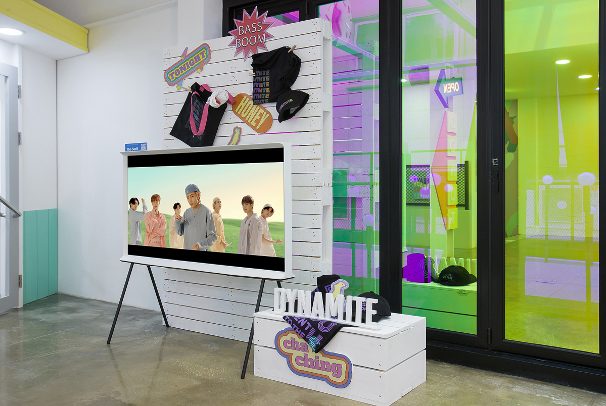 ▲서울 가로수길에 위치한 방탄소년단 팝업스토어 'BTS POP-UP : MAP OF THE SOUL' 서울 쇼케이스에 설치된 삼성 '더 세리프' (사진제공=삼성전자)