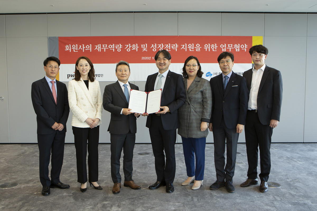 ▲삼일회계법인와 하이서울기업협회가 22일 업무협약을 체결한 가운데 유상수 삼일회계법인 딜 부문 대표(왼쪽에서 세번째)와 조현종 하이서울기업협회장(왼쪽에서 네번째)를 비롯한 관계자들이 서울 용산구 삼일회계 본사에서 기념사진을 촬영하고 있다. (삼일회계법인)