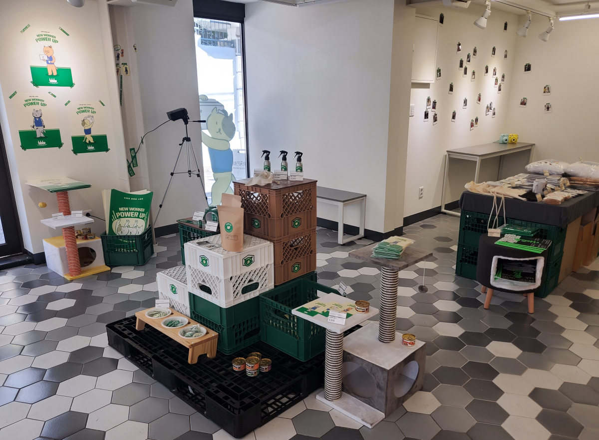 ▲‘뉴워커 프로젝트: 파워업스토어’ 내부 모습. 규모는 크지 않았지만 시민들의 발길이 꾸준히 이어졌다. (안유리 수습기자 inglass@)