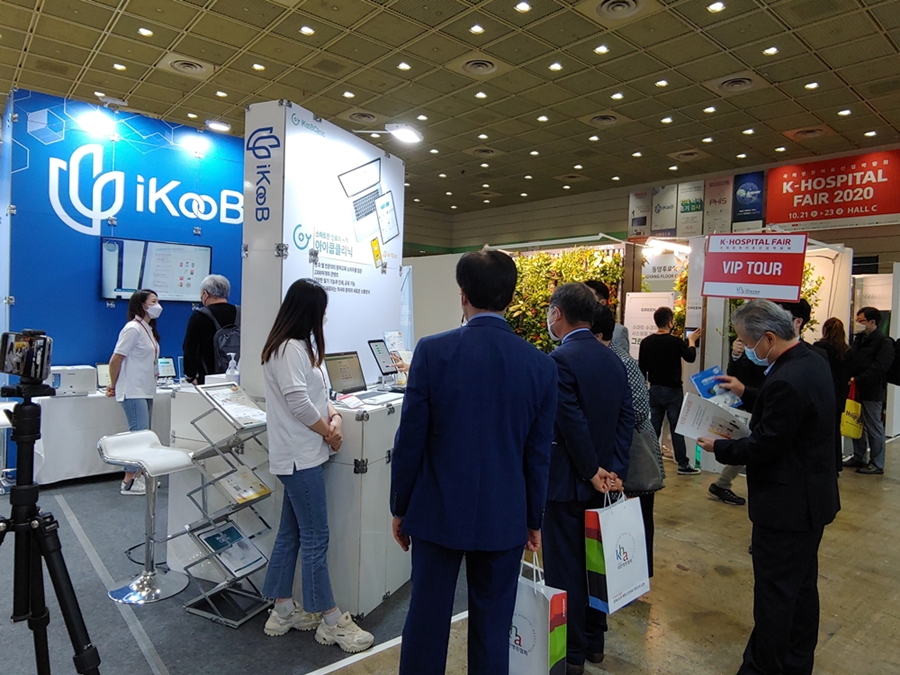 ▲서울 삼성동 코엑스 C홀에서 열린 '국제병원 및 의료기기 산업 박람회' 참석자들이 아이쿱 부스를 둘러보고 있다. (사진제공=아이쿱)