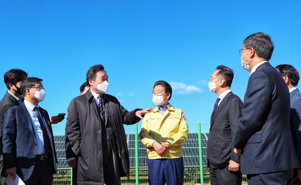 ▲이낙연 더불어민주당 대표가 23일 충남 당진시 석문면 에코파워 태양광발전단지를 방문, 김홍장 당진시장(가운데) 등과 대화하고 있다. 이 단지는 당초 석탄화력발전소로 건립될 예정이었으나 당진시민의 반대와 정부의 친환경에너지 정책 기조에 힘입어 2018년 태양광발전으로 실시계획을 승인받아 지난 7월 준공됐다. (연합뉴스)
