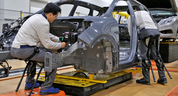 ▲‘의자형 착용 로봇’인 첵스는 앉은 자세를 장시간 유지하는 데 도움을 주는 무릎 관절 보호 시스템이다.  (사진제공=현대차)