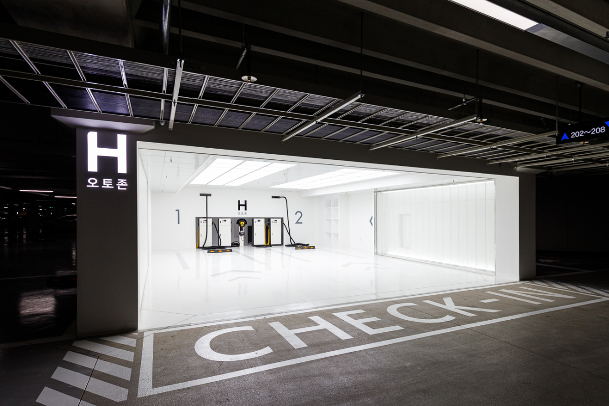 ▲현대건설은 지난 8월 입주를 시작한 경기도 김포 '힐스테이트 리버시티'에 'H 오토존'을 최초로 적용했다. 사진은 세차와 경정비, 튜닝까지 가능한 건식세차공간 H오토존 모습. (사진 제공=현대건설)
