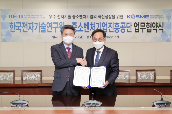 ▲23일(금) 중진공-KETI, 우수 전자기술 中企 혁신성장을 위한 업무협약 단체사진 (왼쪽 첫번째부터) 중진공 김학도 이사장, KETI 김영삼 원장 (중진공 제공)