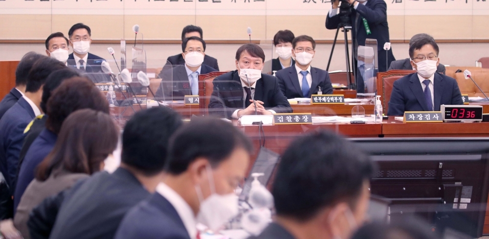 ▲윤석열 검찰총장이 22일 서울 여의도 국회에서 열린 법제사법위원회의 대검찰청에 대한 국정감사에 출석해 의원들의 질의에 답하고 있다.  (신태현 기자 holjjak@)