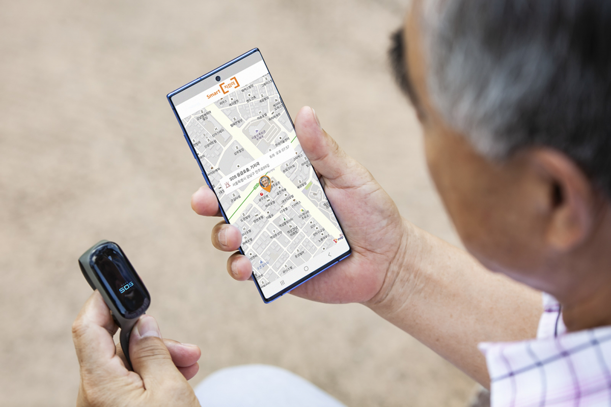 ▲SK텔레콤은 한국장애인고용공단과 장애인 근로자들의 안전한 출퇴근을 돕기 위한 ‘스마트지킴이’ 보급 사업을 시작한다고 25일 밝혔다. (사진제공=SK텔레콤)