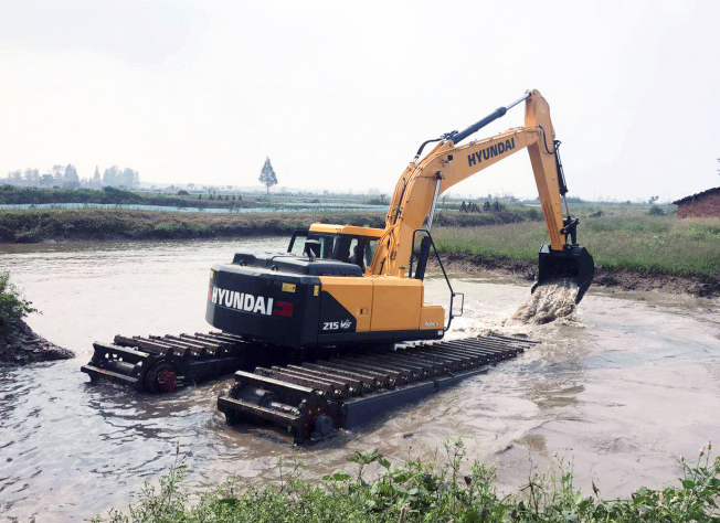 ▲현대건설기계가 중국 후베이성에 판매한 수륙양용 굴착기. (사진제공=현대중공업그룹)