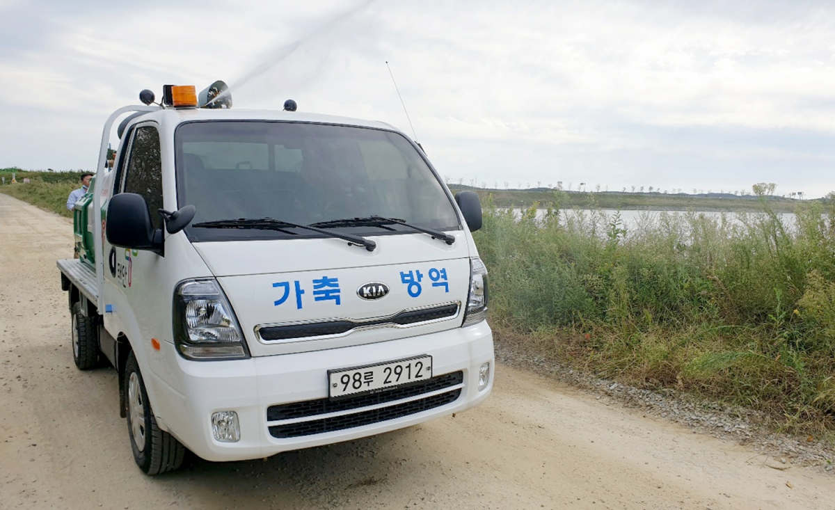 ▲22일 철새도래지인 충남 태안군 남면 천수만 간척지 부남호 인근에서 태안군 방역 차량이 조류인플루엔자(AI) 바이러스 유입을 막기 위한 방역을 하고 있다. (연합뉴스)