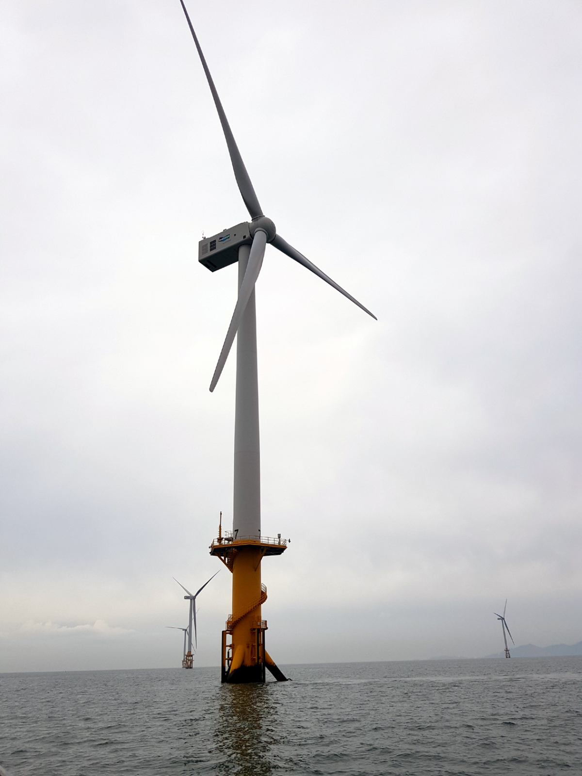 ▲기초구조물 신기술 실증을 하고 있는 석션버켓. 하부 구조물 공사 기간이 기존 자켓(뒷쪽)은 43일이지만, 석션버켓은 2일로 41일이 단축된다. 고창=박병립 기자