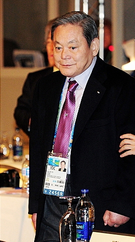 ▲2010년 삼성전자 경영 전면으로 돌아온 이건희 회장은 동시에 IOC 위원으로 복귀, 평창올림픽 유치를 위해 적극적인 행보에 나섰다. 2010년 IOC 총회에 참석한 이건희 회장의 모습.   (사진제공=삼성전자)