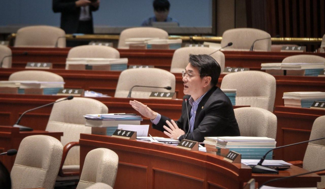 ▲더불어민주당 박용진 의원이 25일 “이건희 회장의 별세를 계기로 삼성과 우리 경제의 새 출발, 새 질서가 시작되기를 바란다”고 밝혔다. (사진제공=박용진 의원실)