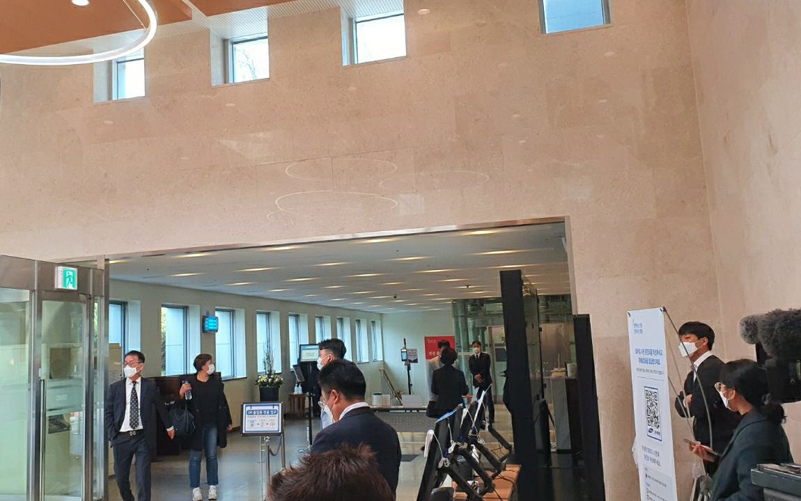 ▲25일 오전 이건희 회장의 빈소가 마련될 삼성서울병원 장례식장 로비. 장례식장 직원들과 일부 삼성 임직원이 빈소를 준비 중이다. (노우리 기자 @we1228)