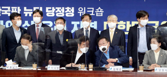 ▲더불어민주당 이낙연 대표(왼쪽 두번째)와 김태년 원내대표가 25일 국회 의원회관에서 열린 한국판 뉴딜 당정청 워크숍에서 논의하고 있다. (연합뉴스)