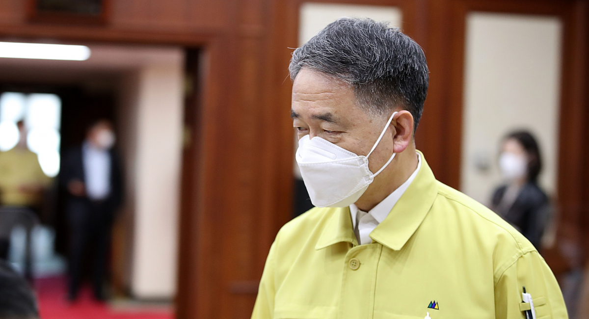 ▲박능후 보건복지부 장관이 25일 오후 서울 세종로 정부서울청사에서 열린 코로나19 대응 중대본회의에 참석하고 있다. (뉴시스)