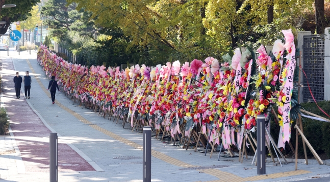▲25일 오전 서울 서초구 대검찰청 입구에 윤석열 검찰총장을 응원하는 화환들이 놓여 있다.  (연합뉴스)