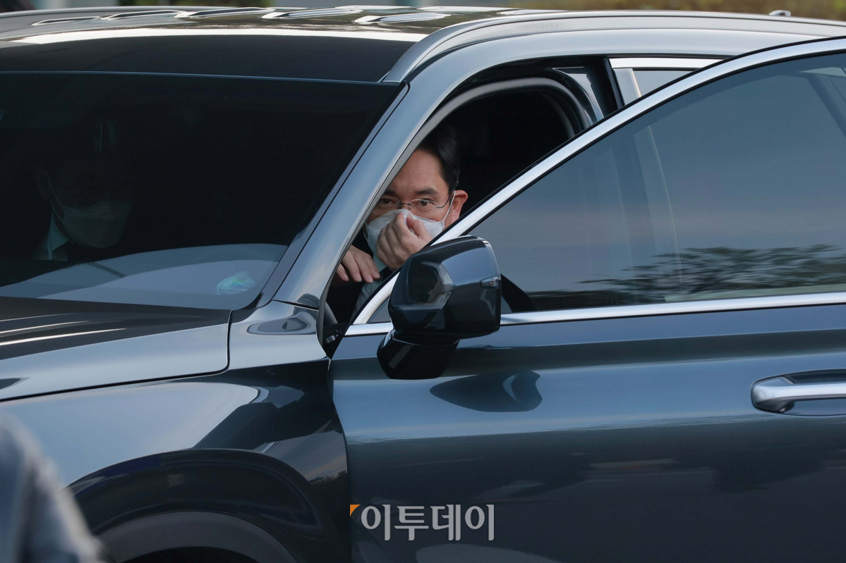 ▲이건희 삼성 회장이 별세한 25일 서울 강남구 삼성서울병원 장례식장에 마련된 이 회장의 빈소에 이재용 삼성전자 부회장이 들어서고 있다. (신태현 기자 holjjak@)