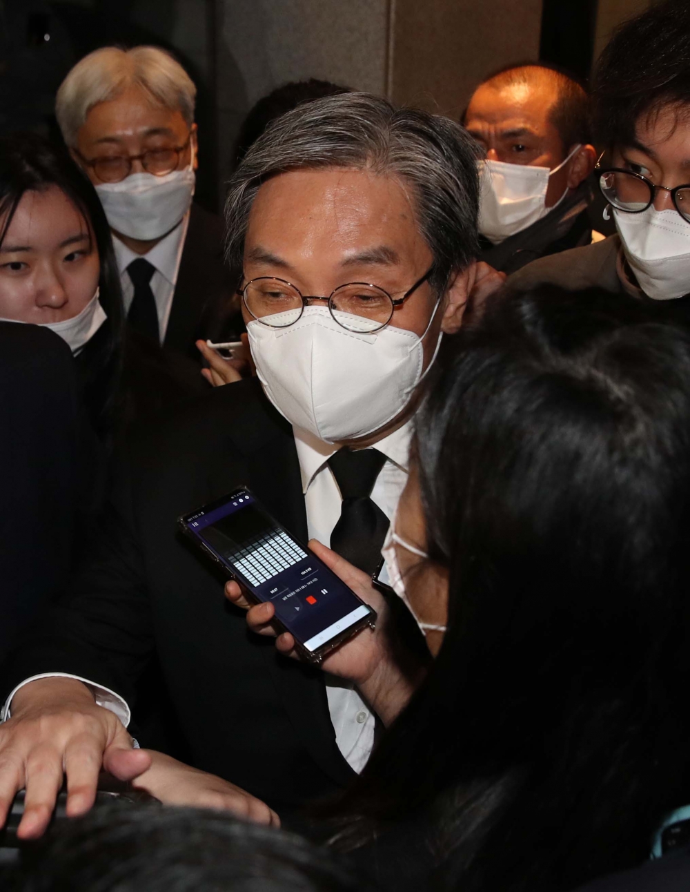 ▲이건희 삼성그룹 회장이 별세한 25일 서울 강남구 삼성서울병원 장례식장에 마련된 이 회장의 빈소에서 노영민 대통령비서실장이 조문을 마친 뒤 나서고 있다. (신태현 기자 holjjak@)