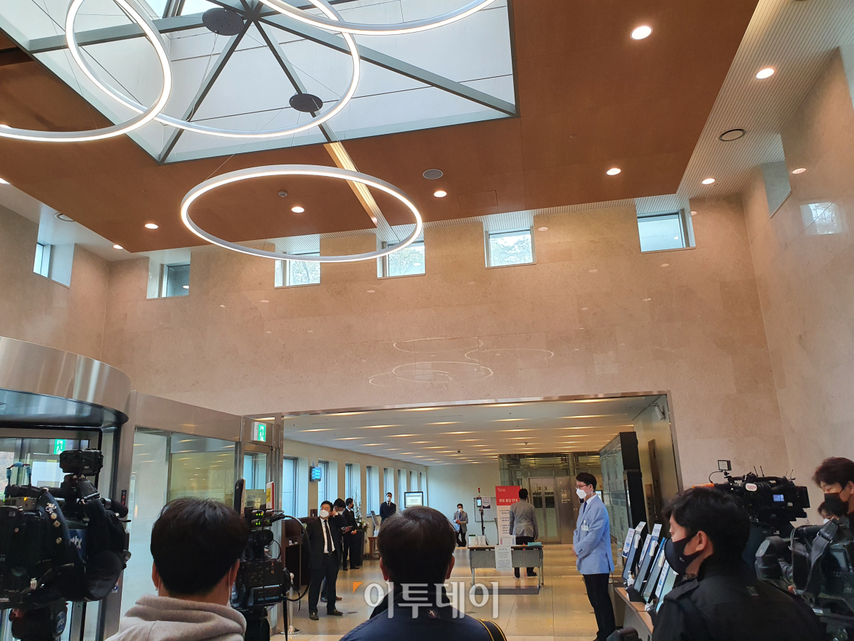 ▲25일 별세한 이건희 삼성 회장의 빈소가 마련된 서울 강남구 삼성서울병원 로비. 전일 CJ 이재현 회장, 노영민 청와대 비서실장 등을 비롯한 친지, 정·재계 인사들의 조문이 이어진 가운데, 이날에도 외부인 조문이 이어질 전망이다. (노우리 기자 we1228@)