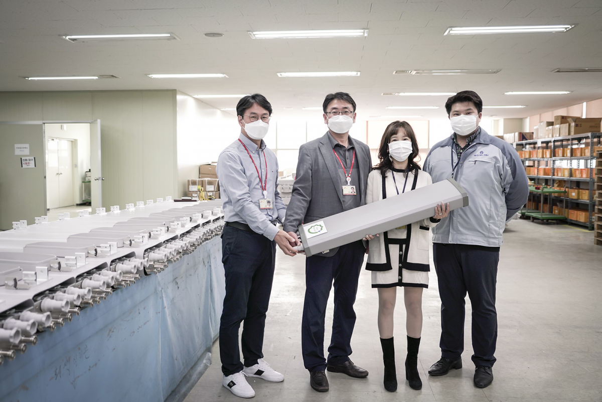 ▲안산시 단원구 ‘하이게인안테나’ 본사에서 안동준(왼쪽 두번재) SKT SCM기획팀장, 구귀정 하이게인안테나 이동통신사업부 구귀정 상무 등이 이번에 개발한 재활용 레이돔을 들어 보이고있다. (사진제공=SKT)