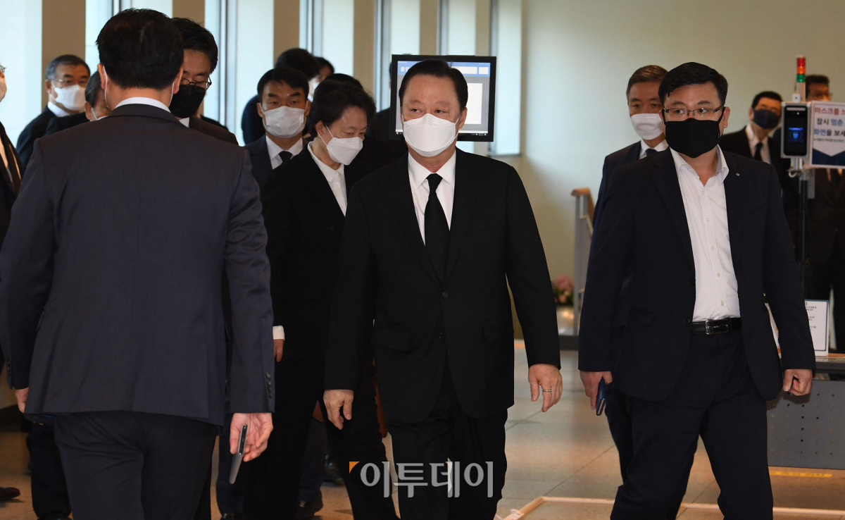 ▲박용만 대한상공회의소 회장이 지난달 26일 고(故) 이건희 삼성전자 회장의 빈소를 찾아 조문했다.  (신태현 기자 holjjak@)