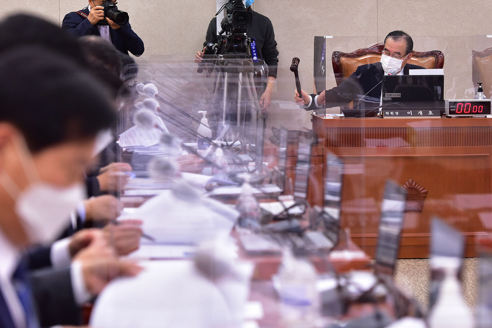 ▲이개호 국회 농림축산식품해양수산위원회 위원장이 26일 국회에서 열린 해양수산부 및 소관 기관 종합국정감사에 앞서 농해수위 전체회의를 통해 '일본 정부의 후쿠시마 오염수 방류 계획 철회 촉구 결의안'을 의결하고 있다. (연합뉴스)