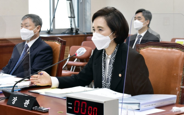 ▲유은혜 사회부총리 겸 교육부 장관이 26일 서울 여의도 국회에서 열린 교육위원회의 교육부·소속 산하 기관 및 공공·유관기관에 대한 종합감사에 출석, 답변하고 있다. (연합뉴스)