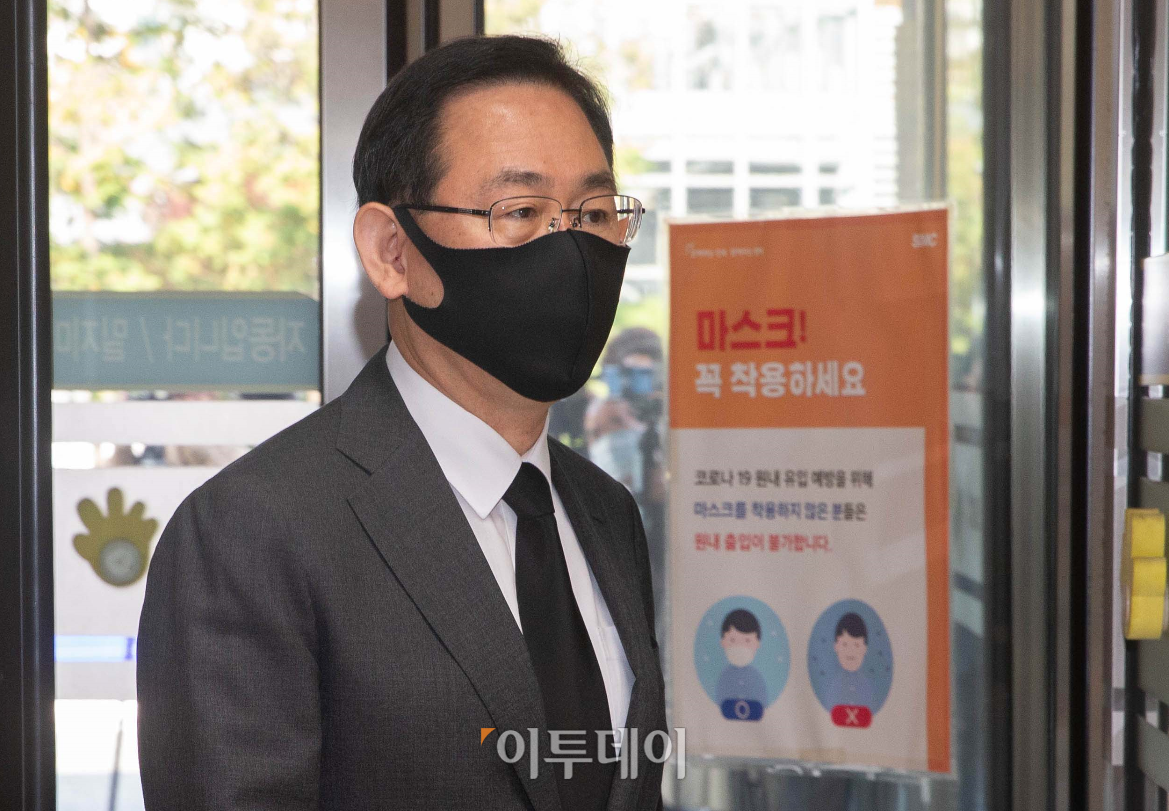 ▲주호영 국민의힘 원내대표가 26일 오전 고 이건희 삼성그룹 회장 빈소가 마련된 서울 강남구 서울삼성병원 장례식장에 들어서고 있다.  (신태현 기자 holjjak@)