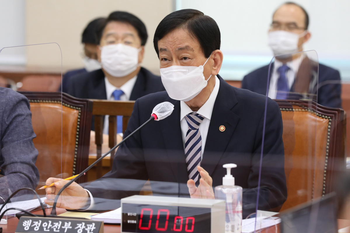 ▲진영 행정안전부 장관이 10월 26일 오전 국회에서 열린 행정안전위원회의 행정안전부, 경찰청 등에 대한 종합 국정감사에서 의원 질의에 답변하고 있다. (뉴시스·공동취재사진)